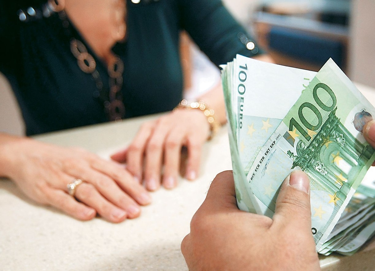 Τι αλλάζει στις προσωρινές συντάξεις – Πλαφόν και στις συντάξεις χηρείας