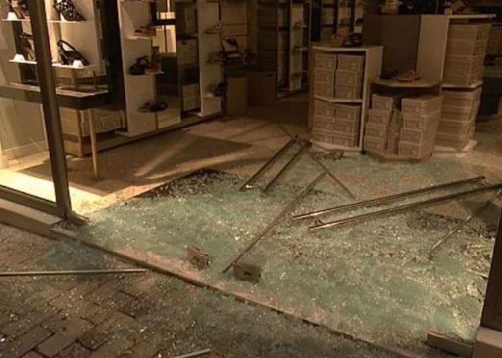 Φθορές σε καταστήματα της Ερμού από ομάδα αγνώστων