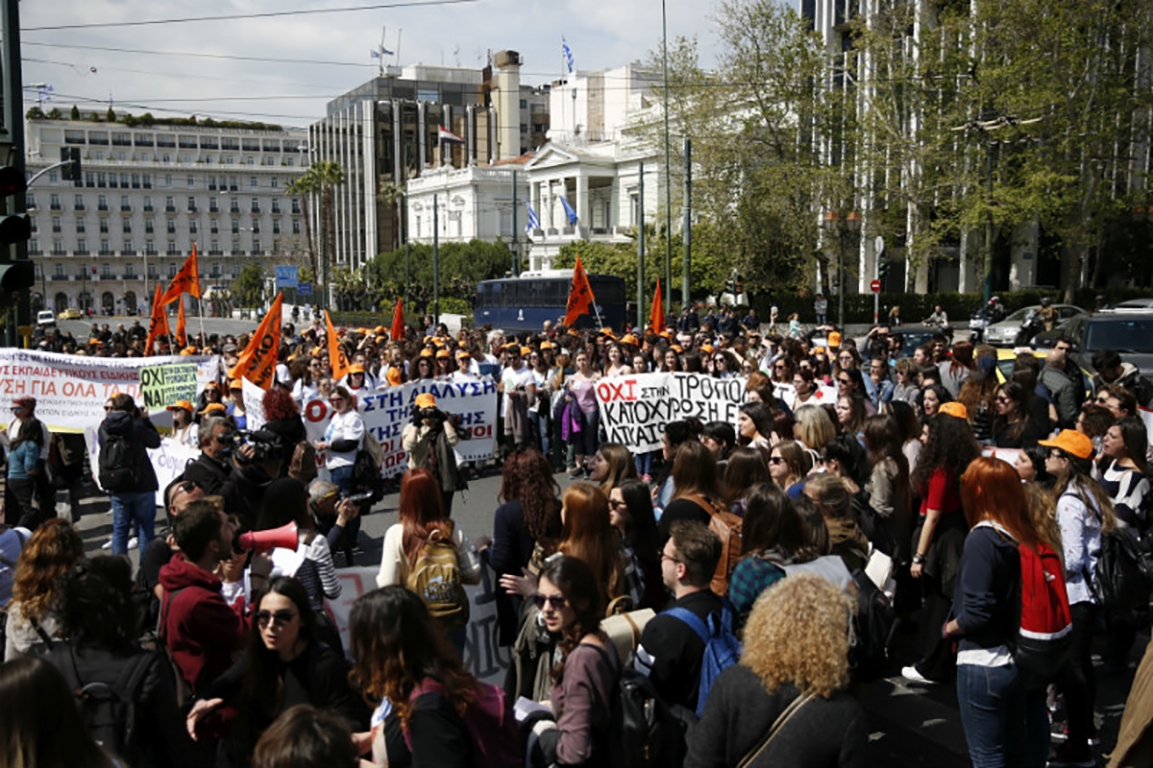 Ένταση στο κέντρο της Αθήνας – Συγκρούσεις διαδηλωτών με δυνάμεις των ΜΑΤ