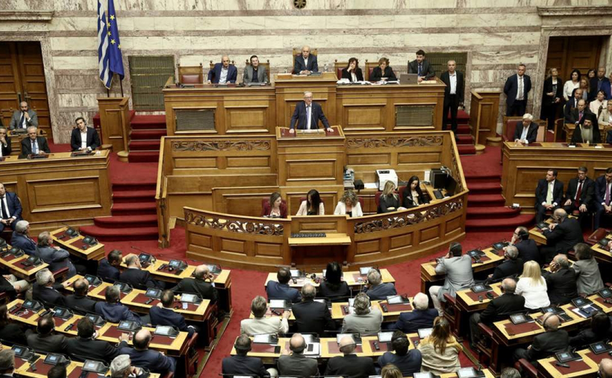 Γιούνκερ στη Βουλή: Πρέπει οι δύο αξιωματικοί στην Τουρκία να απελευθερωθούν